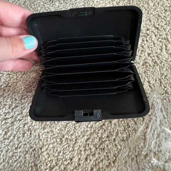 NEW Silver & Black Hard Shell Credit Card Wallet Closes Tightly Multiple Slots - Picture 2 of 11